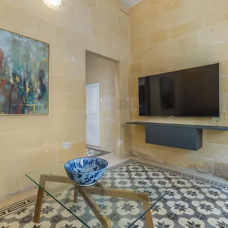 Casa de Férias Charming House In Central Sliema, Walking Distance To The Seafront And Restaurants *