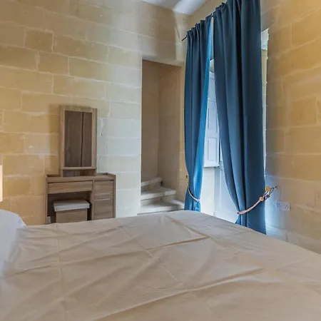 Charming House In Central Sliema, Walking Distance To The Seafront And Restaurants *