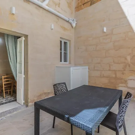 Charming House In Central Sliema, Walking Distance To The Seafront And Restaurants Casa de Férias *