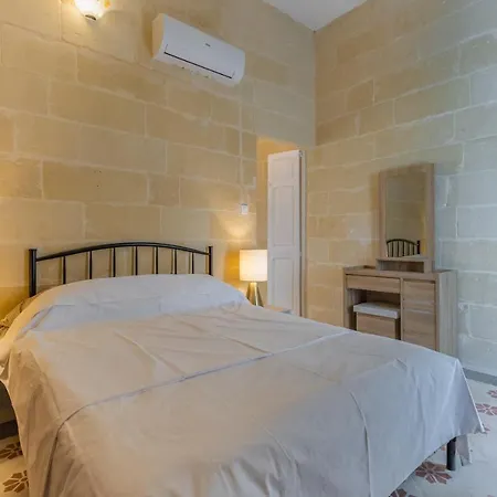 Charming House In Central Sliema, Walking Distance To The Seafront And Restaurants *