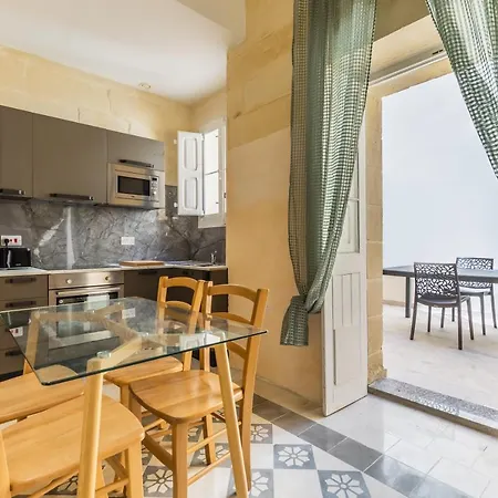 Charming House In Central Sliema, Walking Distance To The Seafront And Restaurants Prázdninový dům Sliema